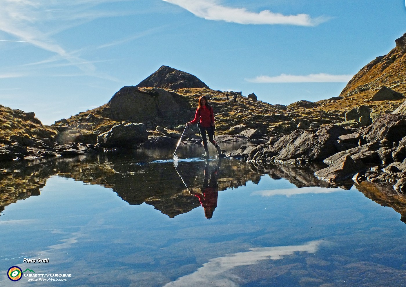 60 La cima del piu alto dei Tre Pizzi si specchia con lo stambecco di Almenno.JPG